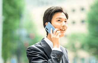 スマートフォンで電話をする男性