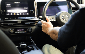 車のハンドルを握る手元